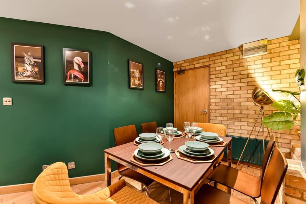 Spacious 2 Bed Urban Jungle Flat, Central Лондон Экстерьер фото