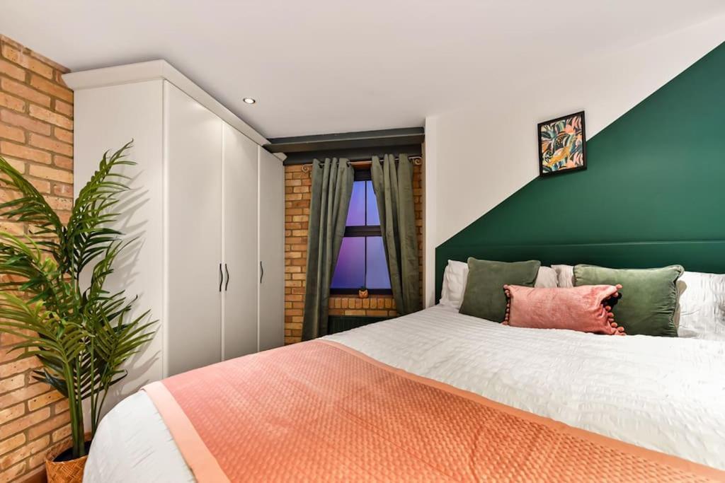 Spacious 2 Bed Urban Jungle Flat, Central Лондон Экстерьер фото