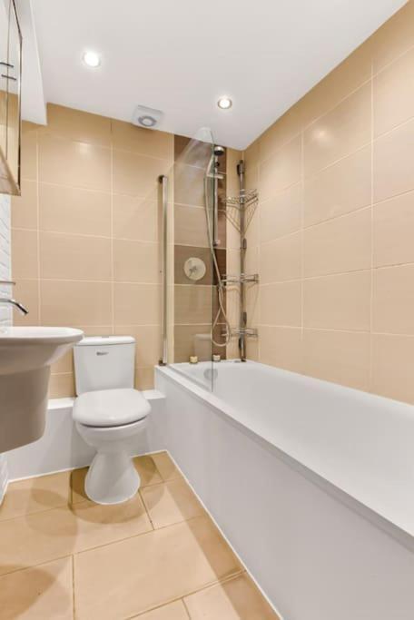 Spacious 2 Bed Urban Jungle Flat, Central Лондон Экстерьер фото